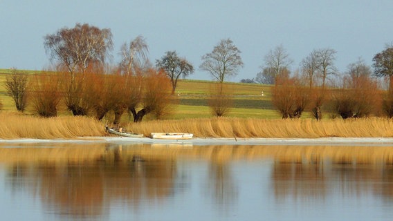 Zwei Boote am Ufer eines Sees © NDR Foto: Horst Laatz von der Insel Poel
