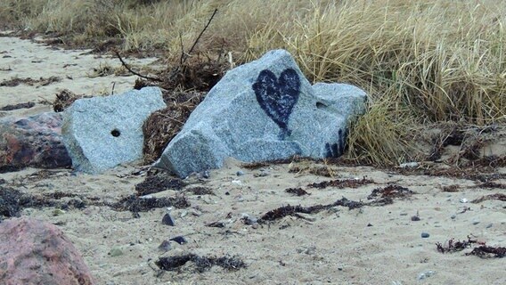 Auf einen Stein am Strand wurde ein Herz gemalt. © NDR Foto: Horst Laatz von der Insel Poel