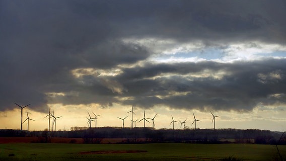 Dunkle Wolken über Windkraftanlagen © NDR Foto: Helmut Kuzina aus Wismar