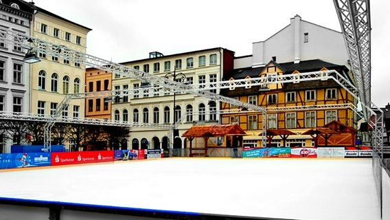 Eislaufbahn auf dem Schweriner Markt © NDR Foto: Arnold Prosch aus Schwerin