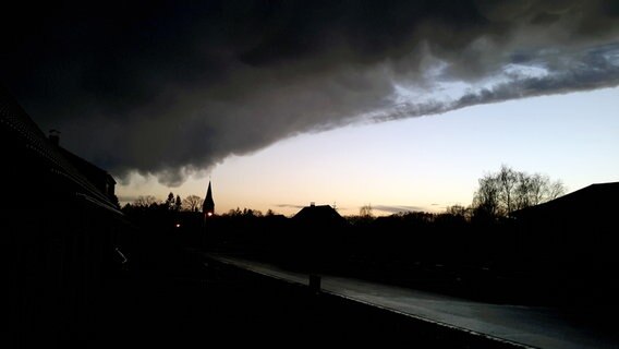Dunkle Wolken hängen dicht über den Häusern. © NDR Foto: Elwira Krüger aus Leussow