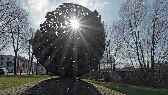 Die Sonne scheint durch eine Metallskulptur. © NDR Foto: Helmut Kuzina aus Wismar