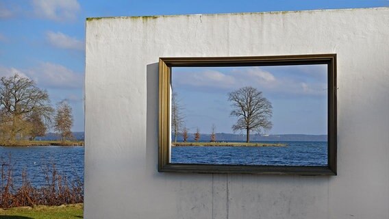Blick auf die Landschaft durch einen Bilderrahmen. © NDR Foto: Helmut Kuzina aus Wismar