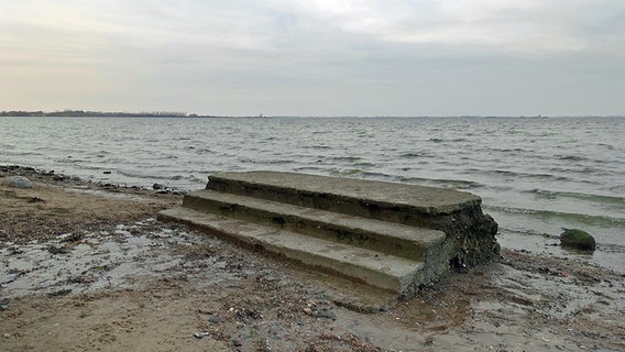 Eine freigespülte Betontreppe am Strandufer. © NDR Foto: Helmut Kuzina aus Wismar