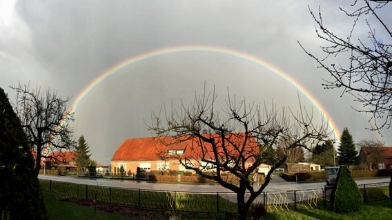 Regenbogen über einem Wohnhaus © NDR Foto: Norman Güttler aus Rostock