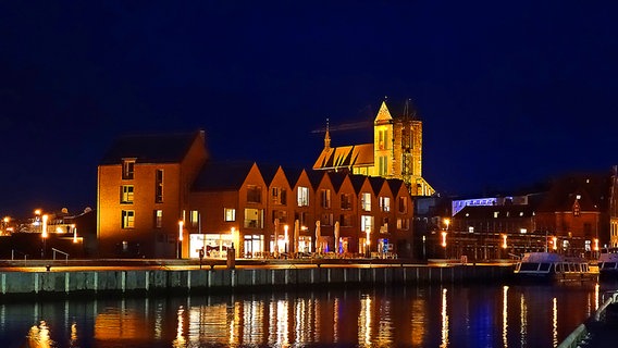 Die Stadtsilhouette von Wismar bei Nacht. © NDR Foto:  Helmut Kuzina aus Wismar