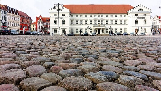 Blick über den Marktplatz auf das Rathaus © NDR Foto: Helmut Kuzina aus Wismar