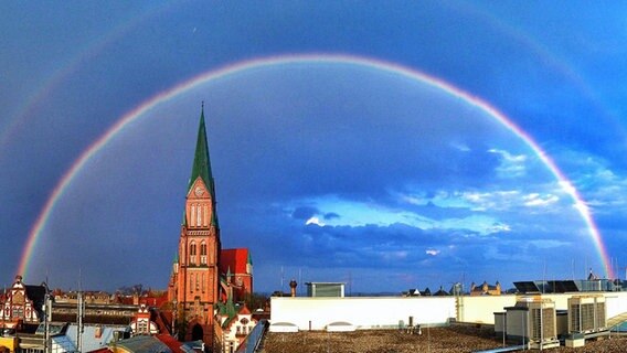 Ein Regenbogen über einer Stadtsilhouette. © NDR Foto: Brian Lorenzo aus Schwerin