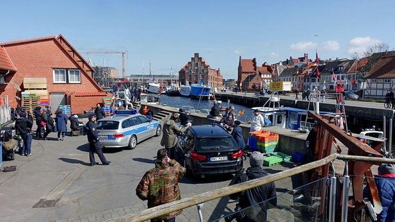 Ein Kamera-Team am Wismarer Hafen © NDR Foto: Helmut Kuzina aus Wismar