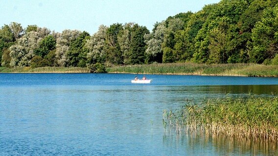 Ein kleines Boot auf einem See. © NDR Foto: Renate Reinbothe aus Thurow