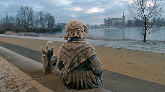 Die Statue von Bertha Klingberg © NDR Foto: Robert Auer aus Schwerin