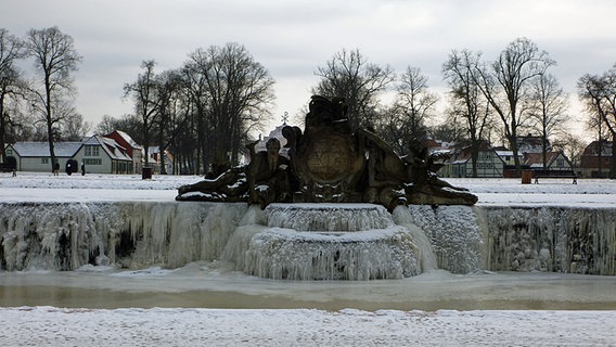 Gefrorene Kaskaden nebst Denkmal © NDR Foto: Ellen Schrank aus Grabow