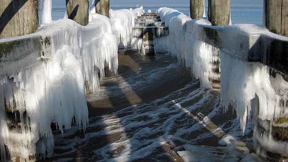 Von einer alten Brücke hängen große Eiszapfen © NDR Foto: Joachim Braun aus Kühlungsborn