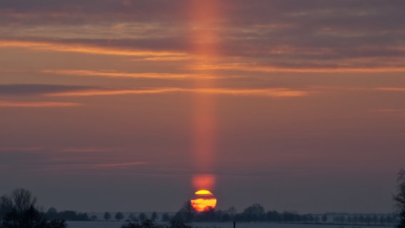 Die Sonne geht unter und wirft dabei einen Schein in den Himmel. © NDR Foto: Bernhard Jutsch aus Alt Meteln