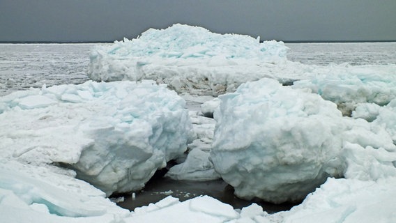 Am Strand haben sich Eisschollen aufgetürmt. © NDR Foto: Holger Felix aus Wismar