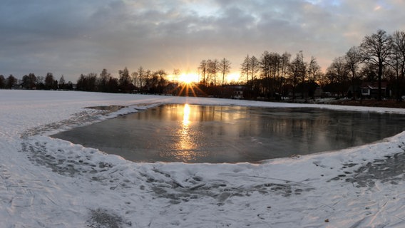 Auf einem zugefrorenen See wird eine Hockeyfläche vorbereitet. © NDR Foto: Uwe Meyer aus Lübtheen