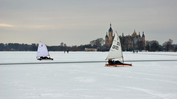 Auf dem zugefrorenen Schweriner See vor dem Schweriner Schloss sind Eissegler unterwegs. © NDR Foto: Hans-Werner Gallert aus Gadebusch