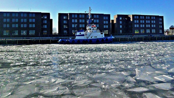 Blick vom Wasser auf den Wismarer Hafen mit Schiff und Eisschollen. © NDR Foto: Markus Pentti Pylväläinen aus Wismar