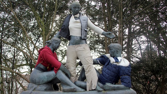 Einige Skulpturen sind mit Kleidungsstücken überzogen © NDR Foto: Gerhard Volkmann aus Tessin