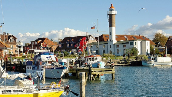 Bunte Boote und ein Leuchtturm im Hafen Timmendorf auf der Insel Poel. © NDR Foto: Manfred Seibke aus Dorf Ganzow