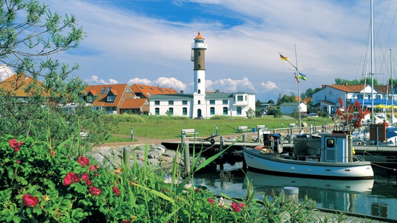 Bunte Boote und ein Leuchtturm im Hafen Timmendorf auf der Insel Poel. Bunte Boote und ein Leuchtturm im Hafen Timmendorf auf der Insel Poel. © NDR Foto: Manfred Seibke aus Dorf Ganzow