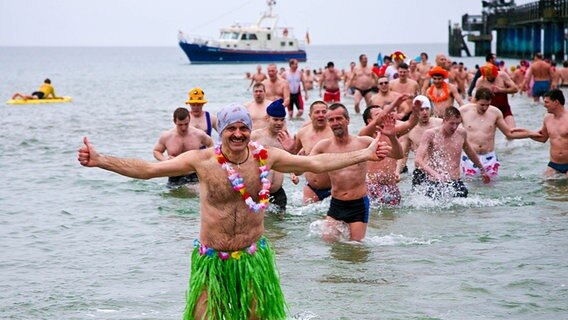 Verkleidete Männer beim Neujahrsanbaden in der Ostsee © NDR Foto: Bernd Kühn aus Boltenhagen
