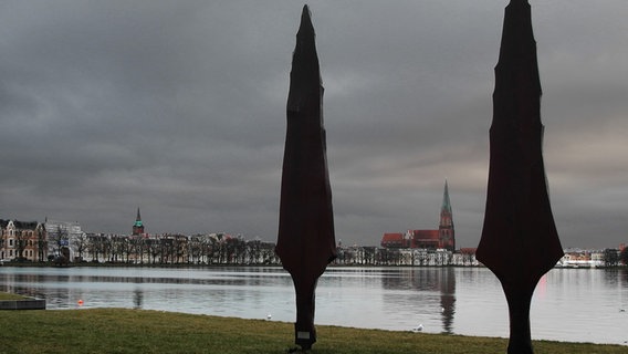 Zwei Skulpturen am Schweriner Pfaffenteich, am anderen Ufer der Dom © NDR Foto: Helmut Kuzina aus Wismar