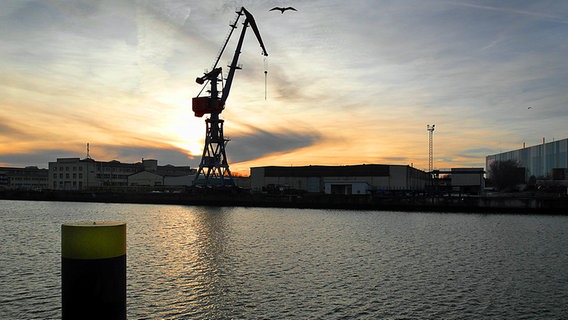 Ein Hafenkran im Abendlicht © NDR Foto: Helmut Kuzina aus Wismar
