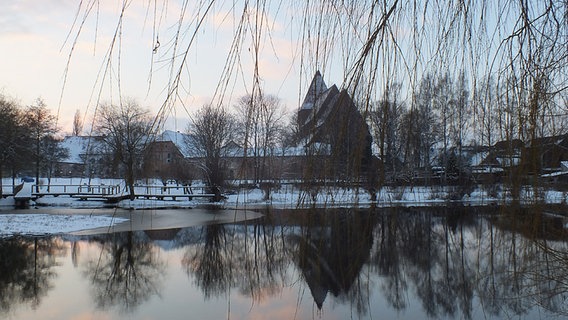 Das Rehnaer Kloster mit Blick auf den Mühlenteich © NDR Foto: Lisa Frase aus Rehna