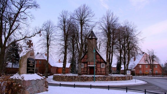 Dorfplatz mit Kirche © NDR Foto: Jens Rasim aus Gallin