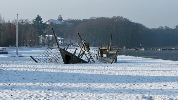 Ein Spielboot liegt an einem Strand. © NDR Foto: Heide Rose Hedrich aus Schwerin