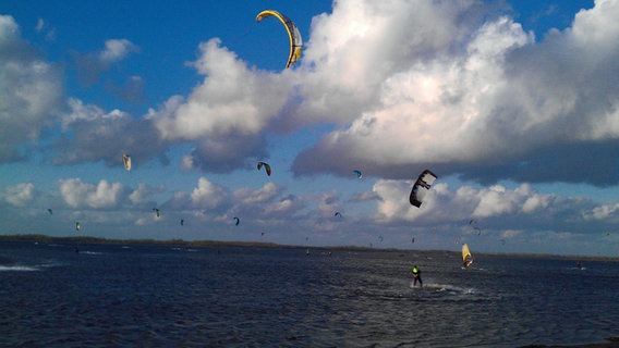 Kitesurfer am Strand von Pepelow © NDR Foto: Mathias Klein aus Hohen Niendorf