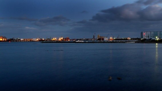 Blick auf Wismar am frühen Abend von der Wasserseite aus © NDR Foto: Helmut Kuzina aus Wismar