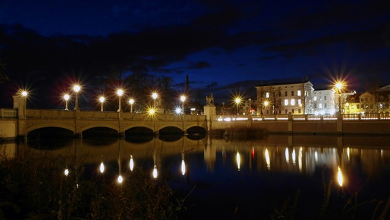 Schlossbrücke in Schwerin im Abendlicht © NDR Foto: Helmut Kuzina aus Wismar
