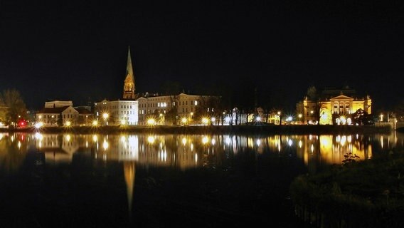 beleuchtete Silhouette von Schwerin bei Nacht © NDR Foto: Helmut Kuzina aus Wismar