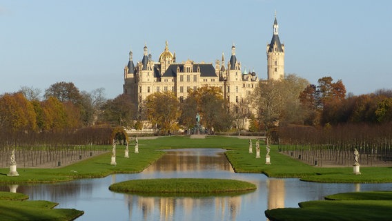 Schweriner Schloss mit Schlossgarten im Herbst © NDR Foto: Thomas Kuhk aus Hoort