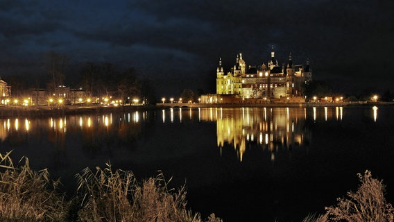 Das Schweriner Schloss spiegelt sich Nachts im Burgsee. © NDR Foto: Helmut Kuzina aus Wismar