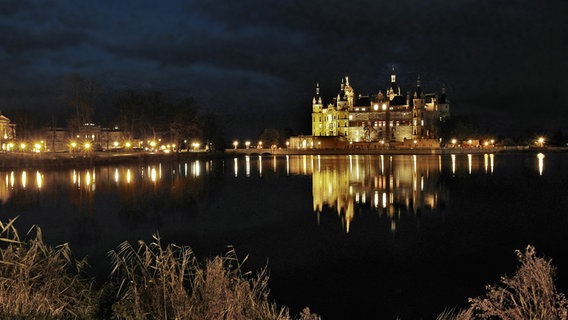 Das Schweriner Schloss spiegelt sich Nachts im Burgsee. © NDR Foto: Helmut Kuzina aus Wismar