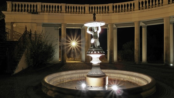 Beleuchteter Muschelbrunnen am Schweriner Schloss © NDR Foto: Helmut Kuzina aus Wismar