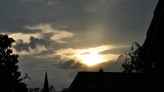 Die Sonne strahlt durch die Wolken über Picher. © NDR Foto: Clara Sabban aus Picher
