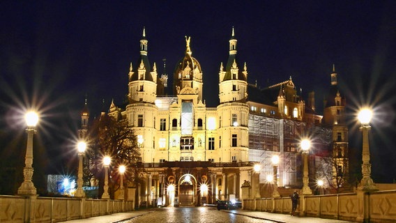 Nachtaufnahme vom Schweriner Schloss © NDR Foto: Helmut Kuzina aus Wismar