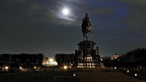 Nachtaufnahme vom Reiterdenkmal Friedrich Franz II. © NDR Foto: Helmut Kuzina aus Wismar