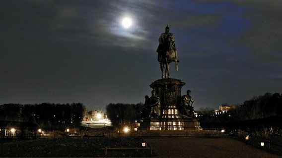 Nachtaufnahme vom Reiterdenkmal Friedrich Franz II. © NDR Foto: Helmut Kuzina aus Wismar