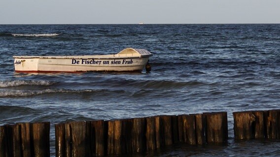 ein Boot mit der Aufschrift "De Fischer un sien Fruh" auf der Ostsee in Boltenhagen © NDR Foto: Manfred Seibke aus Dorf Ganzow