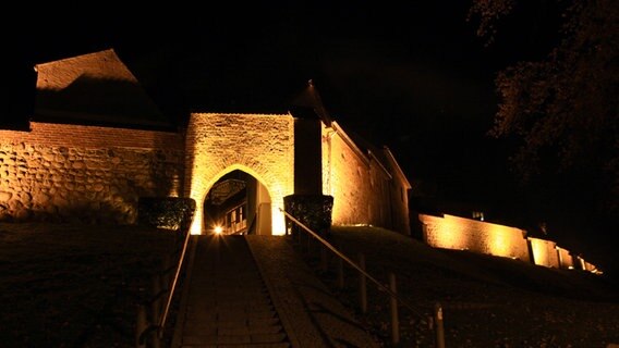 Das Sternberger Mühlentor ist bei Nacht hell erleuchtet. © NDR Foto: Kurt Rux aus Sternberg