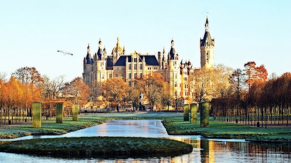 Schweriner Schloss mit dem Schlossgarten im Vordergrund © NDR Foto: Arnold Prosch aus Schwerin