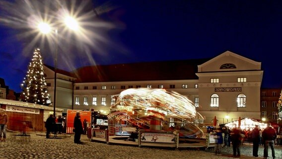 Karussell auf dem Wismarer Weihnachtsmarkt. © NDR Foto: Helmut Kuzina aus Wismar