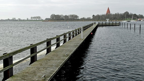 Steg auf dem Kirchsee © NDR Foto: Helmut Kuzina aus Wismar