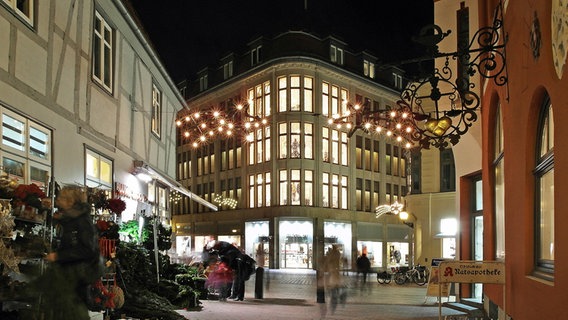 Weihnachtlich beleuchtete Karstadtfiliale in Wismar © NDR Foto: Helmut Kuzina aus Wismar