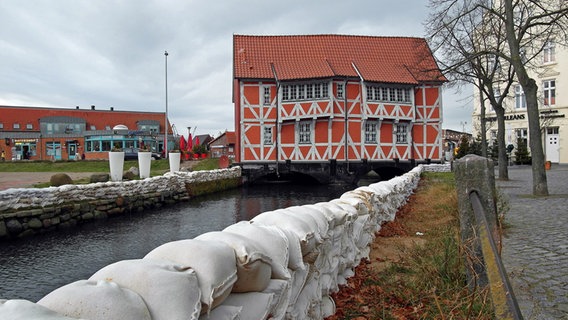 Sandsäcke sichern den Stadtkanal in Wismar © NDR Foto: Helmut Kuzina aus Wismar